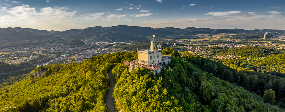 Schloss Aarburg auf bewaldeter Anhöhe über der Aare in Sommerlicht, Luftaufnahme Schweiz – Jan Geerk Fotograf Basel