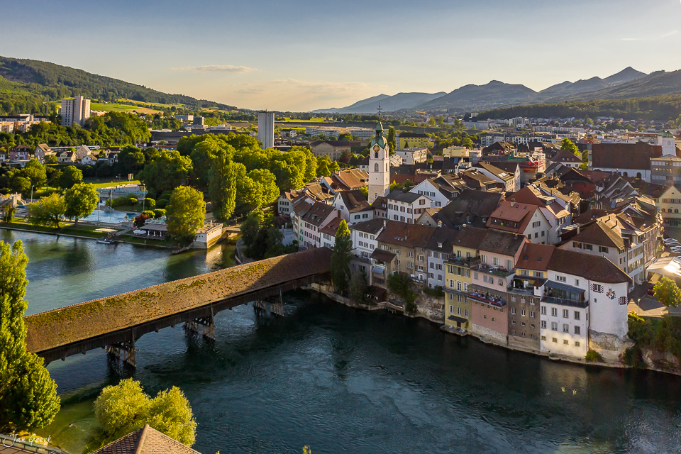 Altstadt Olten mit Aarebrücke und Schloss Säli, goldenes Kantlicht, Luftaufnahme Schweiz – Jan Geerk Fotograf Basel