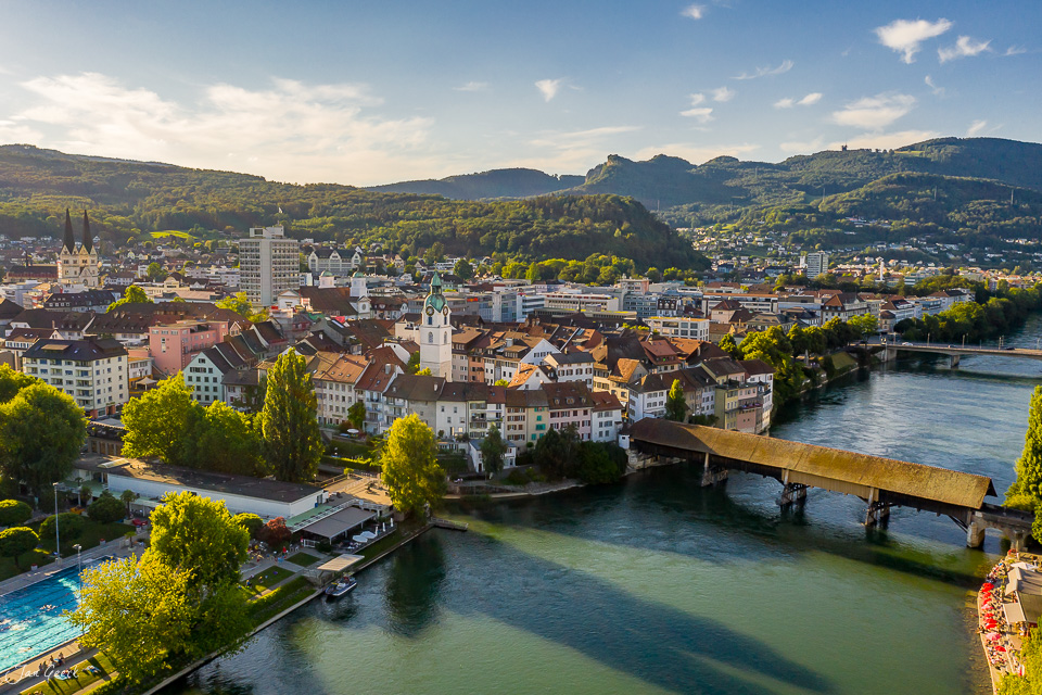 Altstadt Olten mit Aare und Schloss Aarburg, Luftaufnahme bei Kantlicht, Nordwestschweiz – Jan Geerk Fotograf Basel