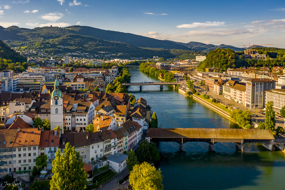 Luftaufnahme der Altstadt Olten mit Aare und Brücken, Kantlicht, Sommer, Nordwestschweiz – Jan Geerk Fotograf Basel