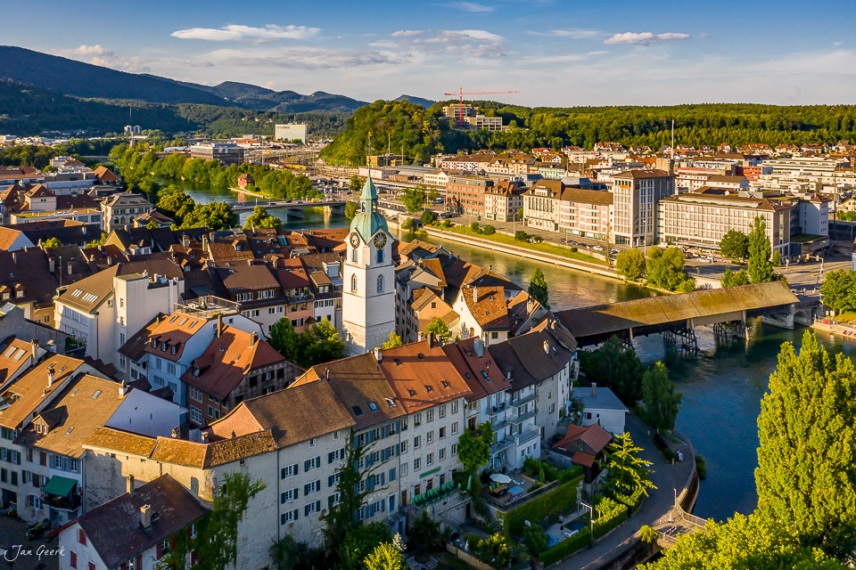 Luftaufnahme der Altstadt Olten mit Kirche, Aare und Jura, Sommerlicht, Nordwestschweiz, Schweiz – Jan Geerk Fotograf Basel