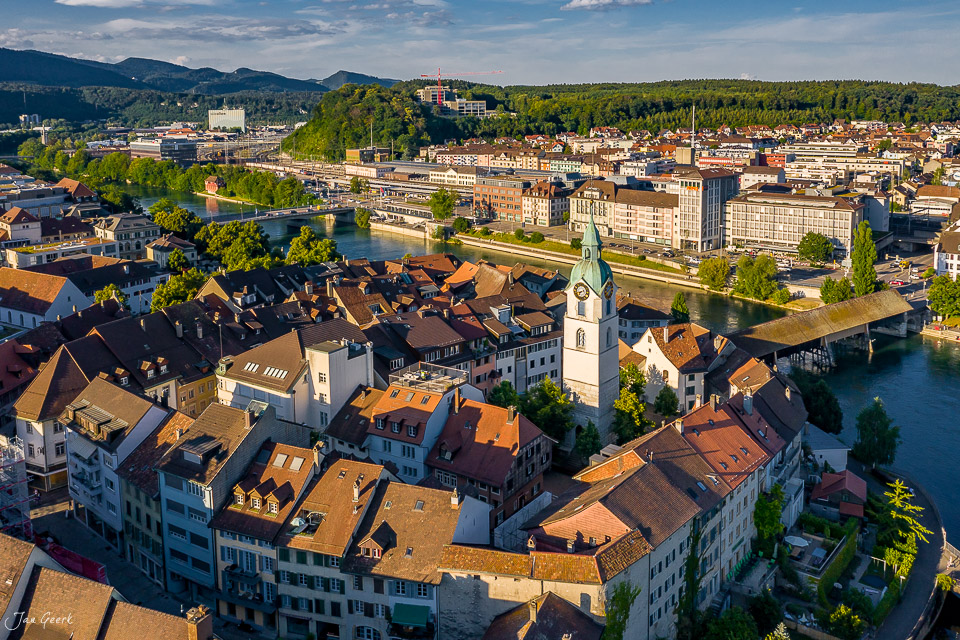 Luftaufnahme der Altstadt Olten mit Kirche und Aare an sonnigem Tag, Nordwestschweiz – Jan Geerk Fotograf Basel