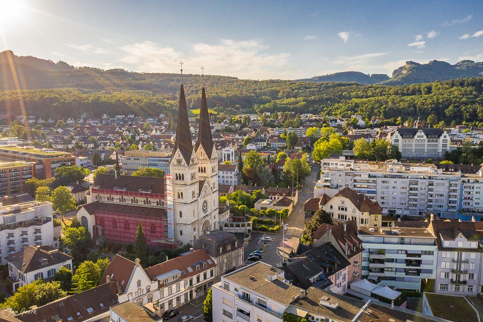 Luftaufnahme der Altstadt Olten mit Kirche und Aare, Sommerlichtstimmung, Nordwestschweiz – Jan Geerk Fotograf Basel
