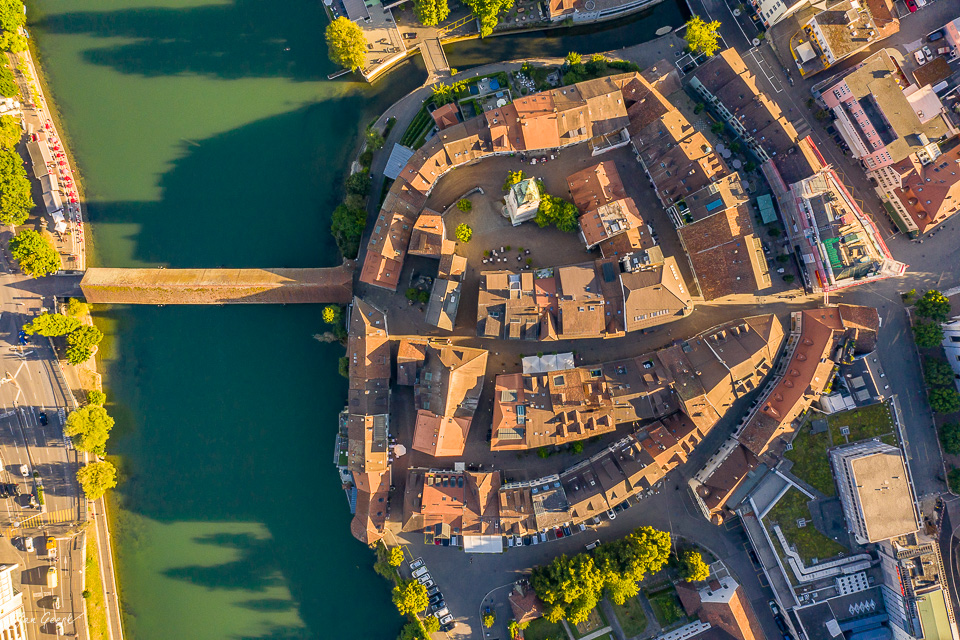 Luftaufnahme der mittelalterlichen Altstadt Olten an der Aare mit Schloss, Herbstlicht, Nordwestschweiz – Jan Geerk Fotograf Basel