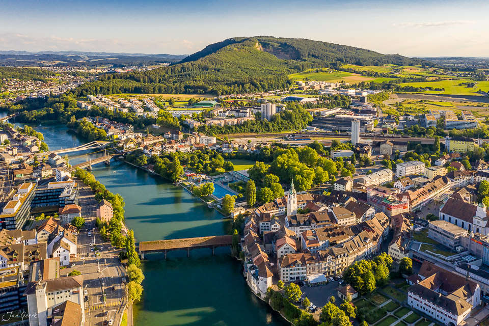 Luftaufnahme Olten mit Aare, Altstadt und Säli-Schlössli bei Kantlicht, Nordwestschweiz – Jan Geerk Fotograf Basel