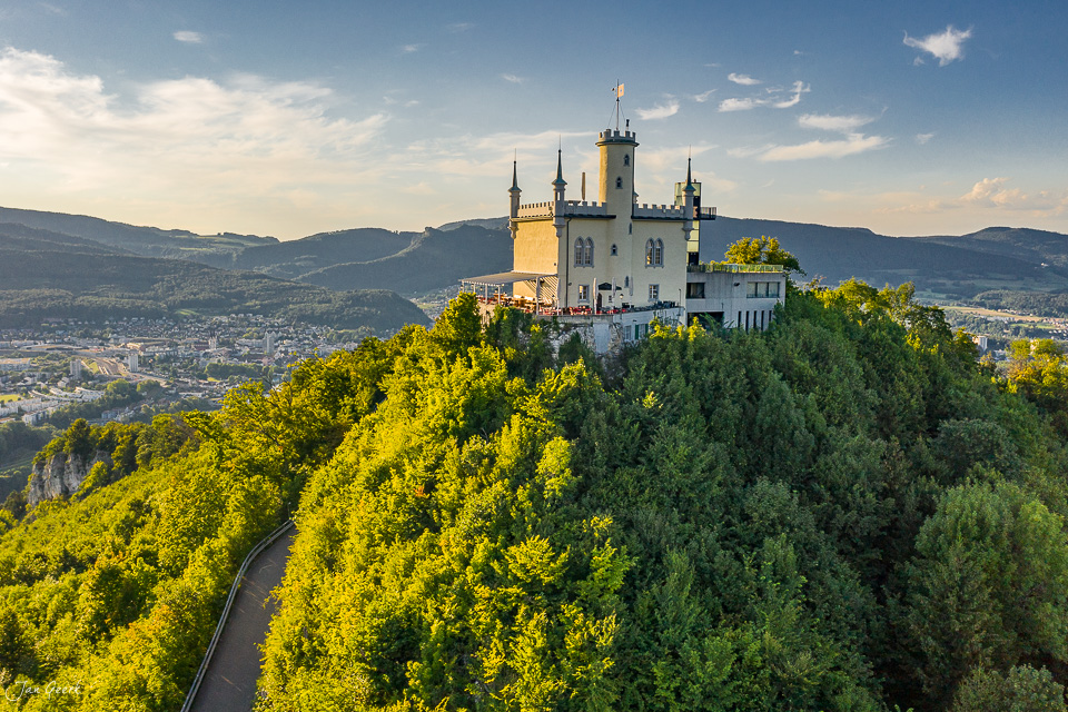 Schloss Aarburg auf Felshügel mit Wald und Tal im Hintergrund, Sommerliche Luftaufnahme Solothurn Schweiz Jan Geerk Fotograf Basel
