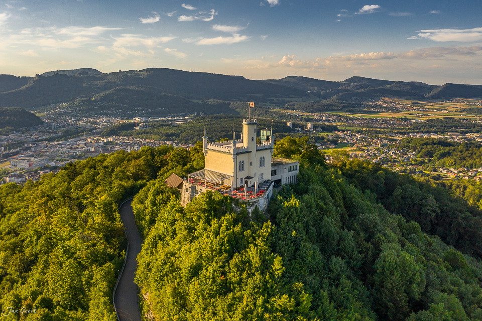 Schloss Aarburg auf Hügel umgeben von Wäldern und Aare, Luftaufnahme bei Kantlicht, Nordwestschweiz – Jan Geerk Fotograf Basel