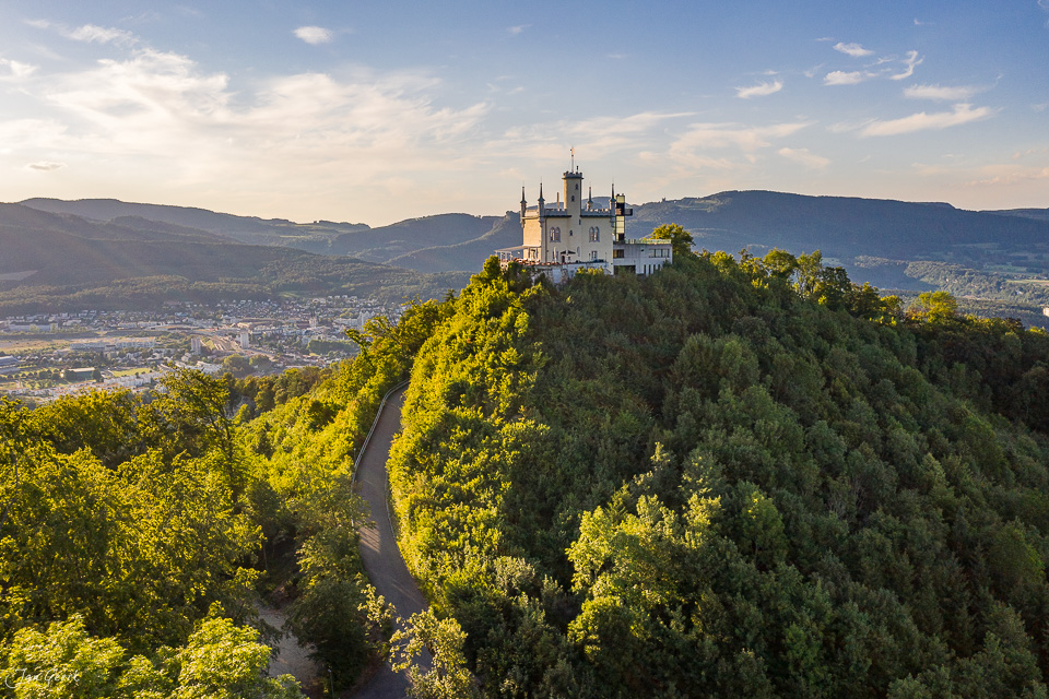 Schloss Aarburg auf Hügel über Aare-Schleife, Luftaufnahme bei Sonnenlicht, Nordwestschweiz – Jan Geerk Fotograf Basel