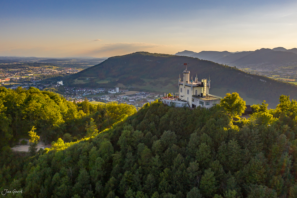Schloss Aarburg majestätisch über Wäldern, goldene Abendstimmung, Nordwestschweiz – Jan Geerk Fotograf Basel