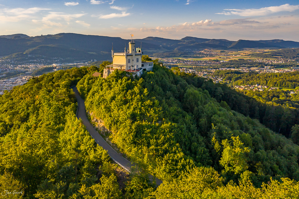 Schloss Aarburg auf grünem Felsenvorsprung über der Aare, Luftaufnahme bei Sonnenschein, Nordwestschweiz Schweiz – Jan Geerk Fotograf Basel