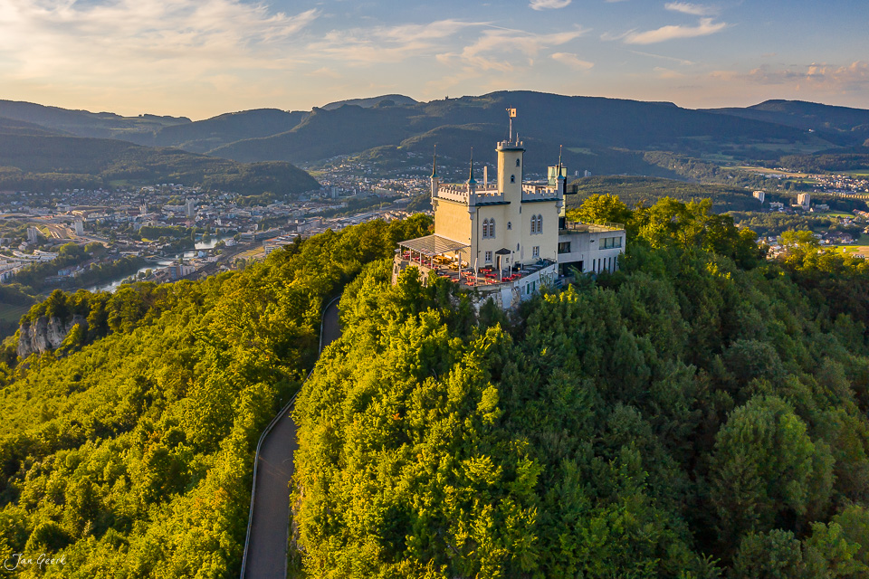 Schloss Aarburg auf Hügel mit Wald und Aare-Tal bei Goldlicht, Nordwestschweiz Schweiz – Jan Geerk Fotograf Basel