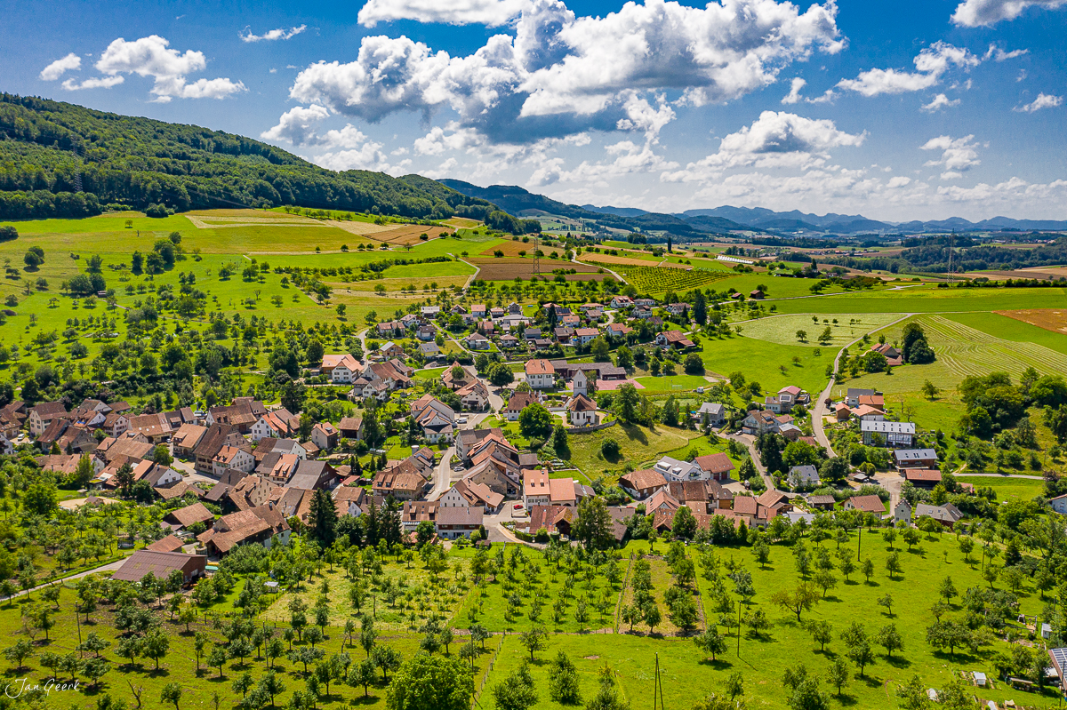 Luftaufnahme Oltingen Baselland grüne Landschaft Sommer Schweiz Jan Geerk Fotograf Basel