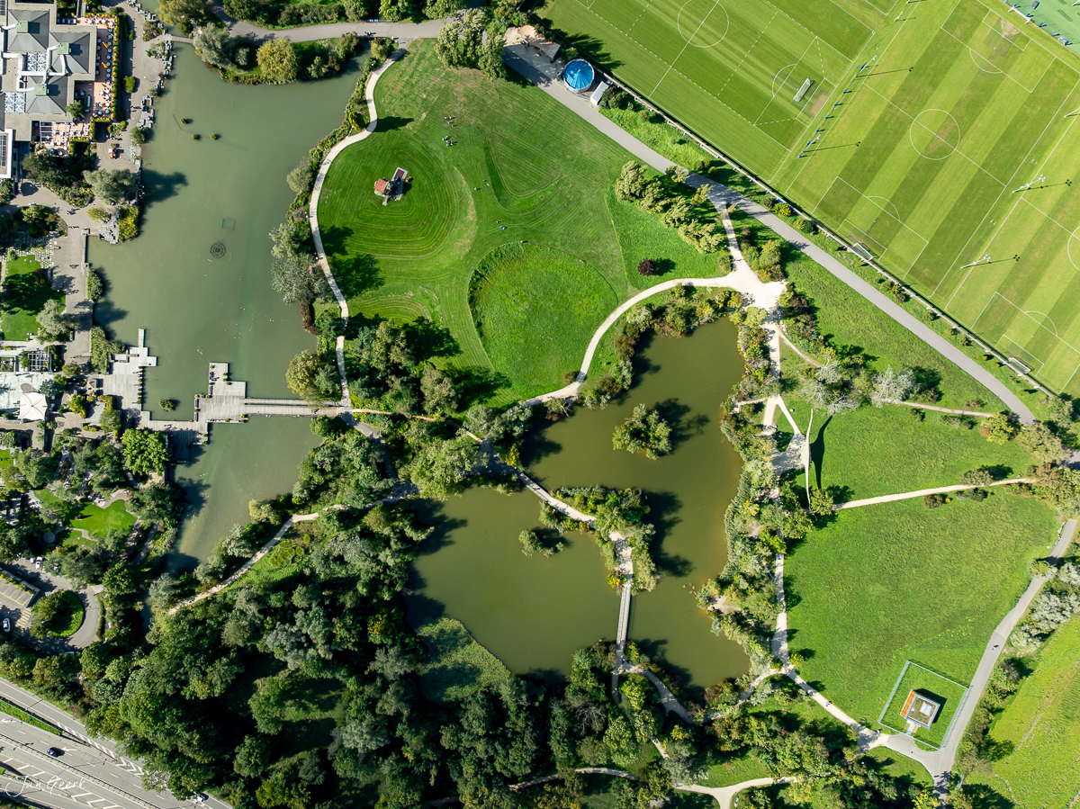 Luftaufnahme Park im Grünen Münchenstein mit Teichen und Wanderwegen, sommerliche Grünflächen, Baselland Schweiz – Jan Geerk Fotograf Basel