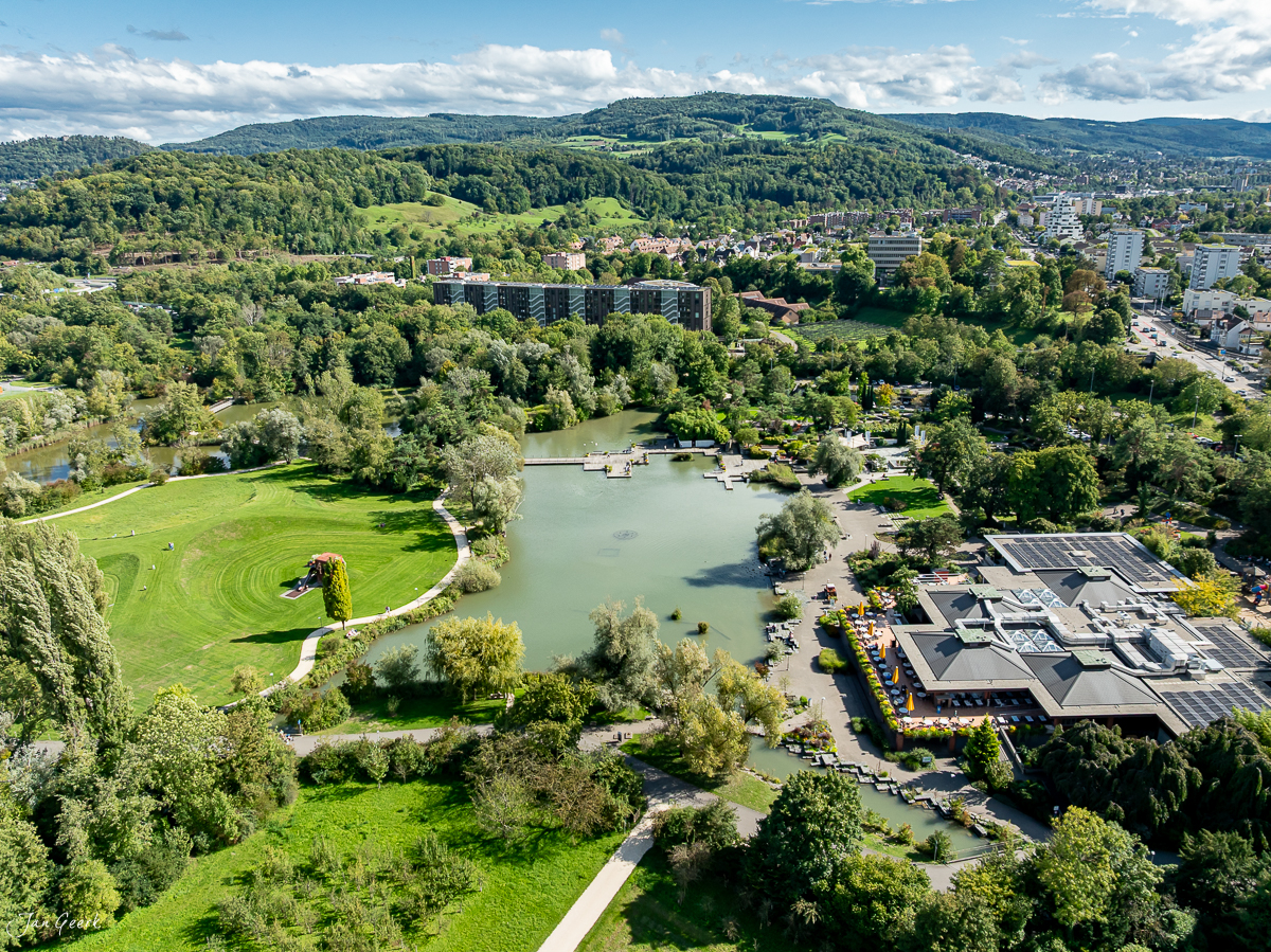 Luftaufnahme Park im Grünen Münchenstein mit Seen, Wiesen und Wald bei Sonnenschein Baselland Schweiz – Jan Geerk Fotograf Basel