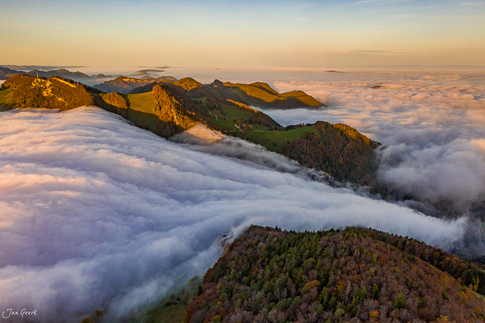 Nebelwelle über Passwang bei Sonnenaufgang im Herbst, Baselland Schweiz – Jan Geerk Fotograf Basel