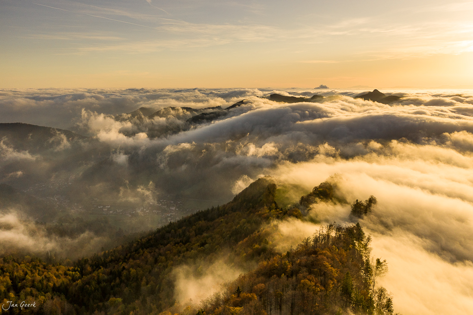 Nebelwelle über Passwang mit Herbstlicht und Sonnenaufgang in der Schweiz – Jan Geerk Fotograf Basel