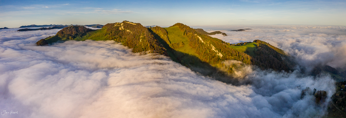 Bergkamm Passwang über Nebelmeer bei Sonnenaufgang im Herbst, Baselland Schweiz – Jan Geerk Fotograf Basel