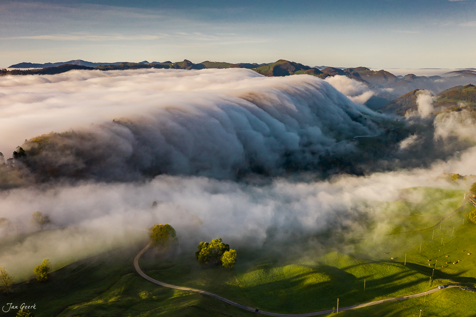 Nebelwelle über Passwang mit Morgenlicht, Herbststimmung im Baselland Schweiz – Jan Geerk Fotograf Basel