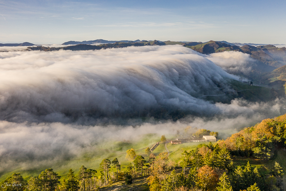 Dramatische Nebelwelle über dem Passwang im Herbst, Baselland Schweiz – Jan Geerk Fotograf Basel