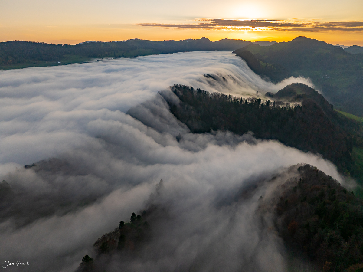 Nebelmeer über Passwang mit Herbstlicht und Bergkulisse Nordwestschweiz – Jan Geerk Fotograf Basel