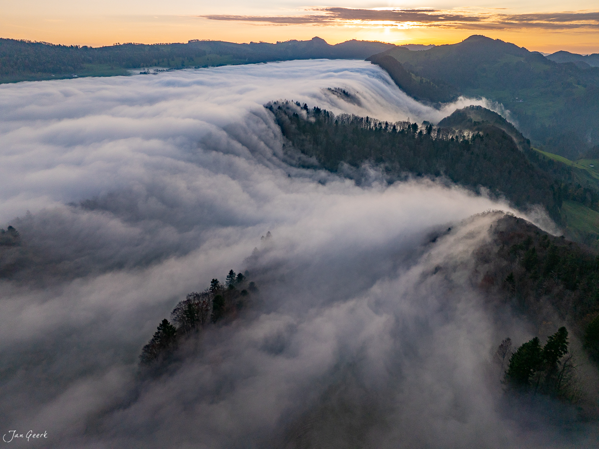 Nebelwelle über Passwang im Herbst, Nordwestschweiz bei Sonnenaufgang – Jan Geerk Fotograf Basel