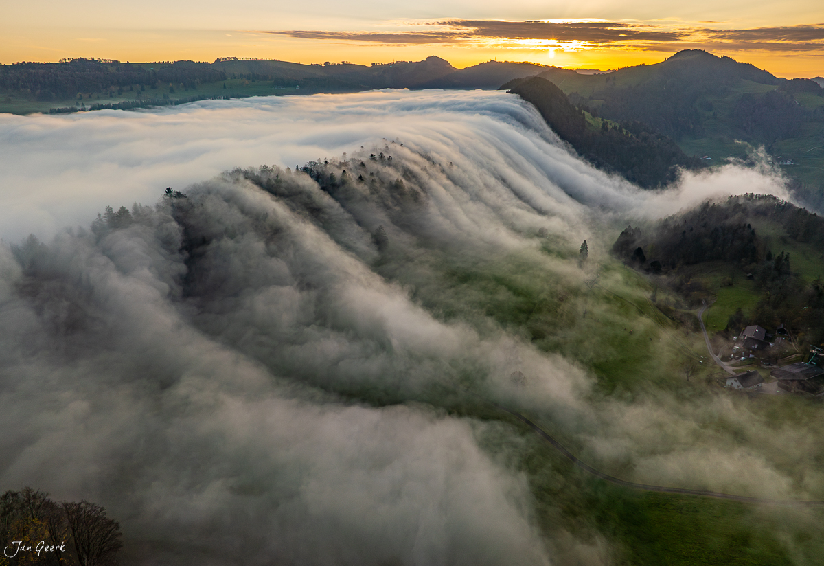Nebelwelle über dem Passwang in herbstlicher Kantlicht-Stimmung, Luftaufnahme Nordwestschweiz, Schweiz – Jan Geerk Fotograf Basel