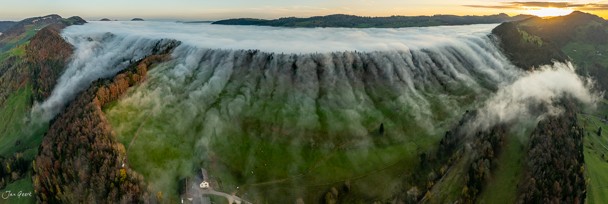 Nebelmeer über Passwang herbstliche Luftaufnahme mit Nebelbändern Nordwestschweiz Schweiz Jan Geerk Fotograf Basel