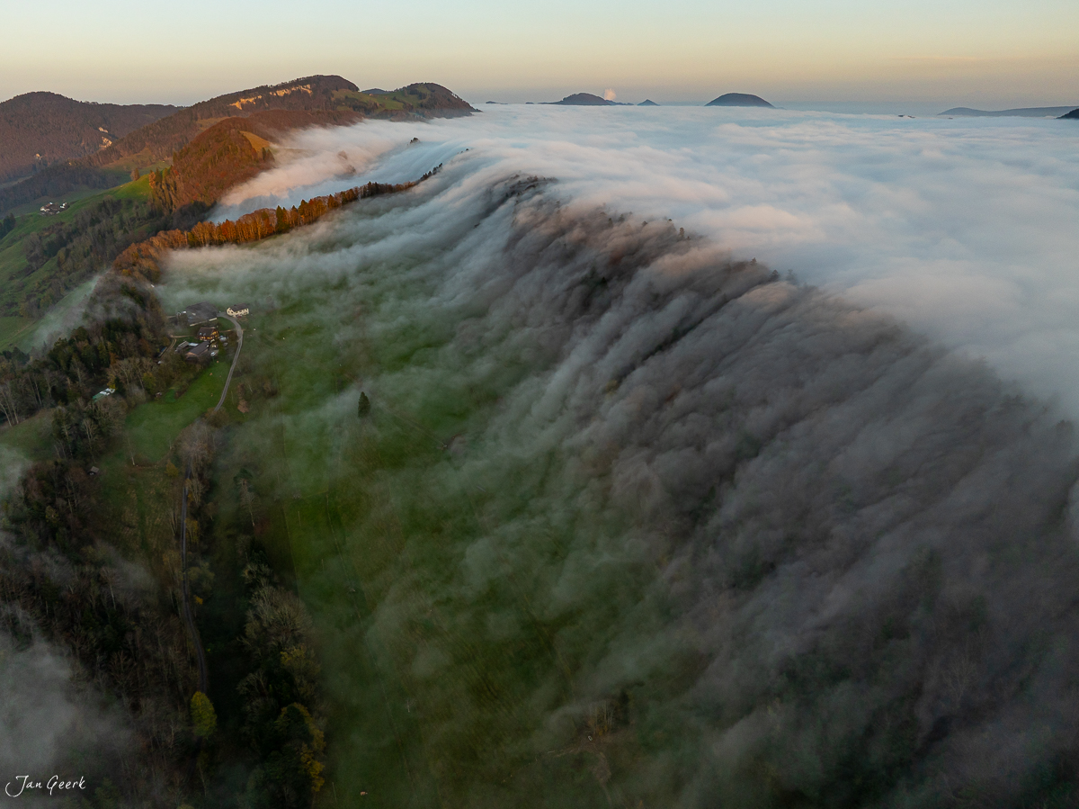 Nebelwelle am Passwang mit Herbstwald und Bergketten im Morgenlicht Schweiz Jan Geerk Fotograf Basel