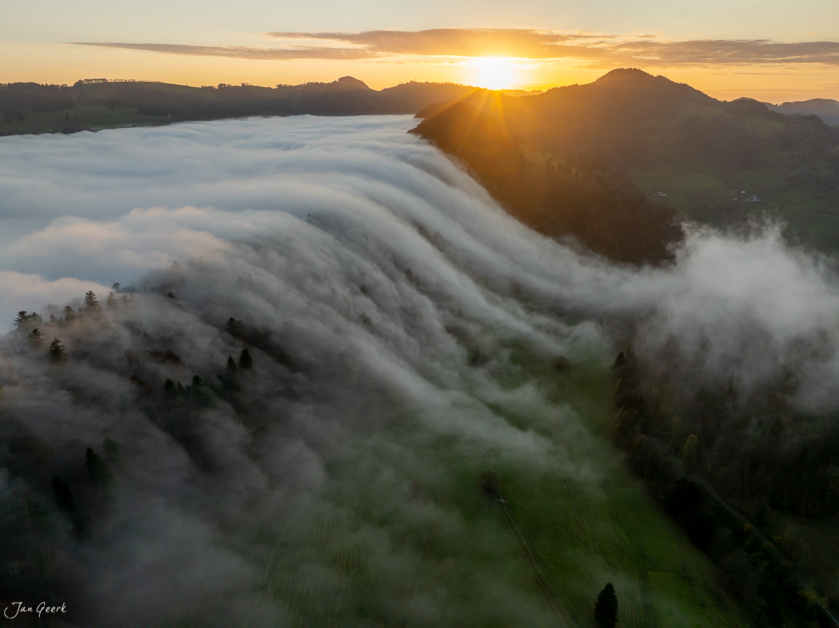 Nebelwelle über dem Passwang bei Sonnenaufgang, Herbststimmung Nordwestschweiz Schweiz – Jan Geerk Fotograf Basel