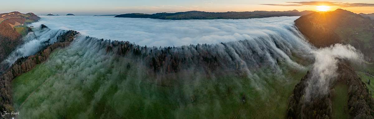 Nebelmeer über Passwang bei Herbstlicht, Luftaufnahme Nordwestschweiz, Schweiz – Jan Geerk Fotograf Basel