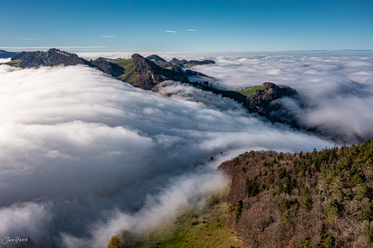 Nebelmeer über dem Passwang mit Herbstwald und Bergketten in der Nordwestschweiz – Jan Geerk Fotograf Basel