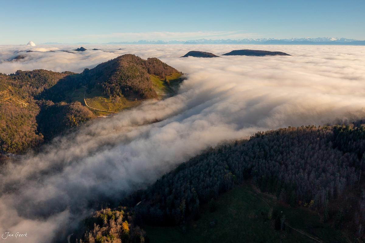 Nebelmeer über Passwang mit Herbstwald und fernen Alpen, Nordwestschweiz – Jan Geerk Fotograf Basel