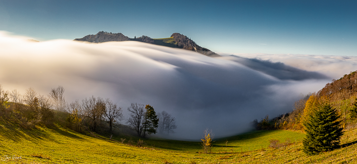 Herbstliches Nebelmeer über dem Passwang mit Waldweiden und Berggipfeln in der Schweiz – Jan Geerk Fotograf Basel