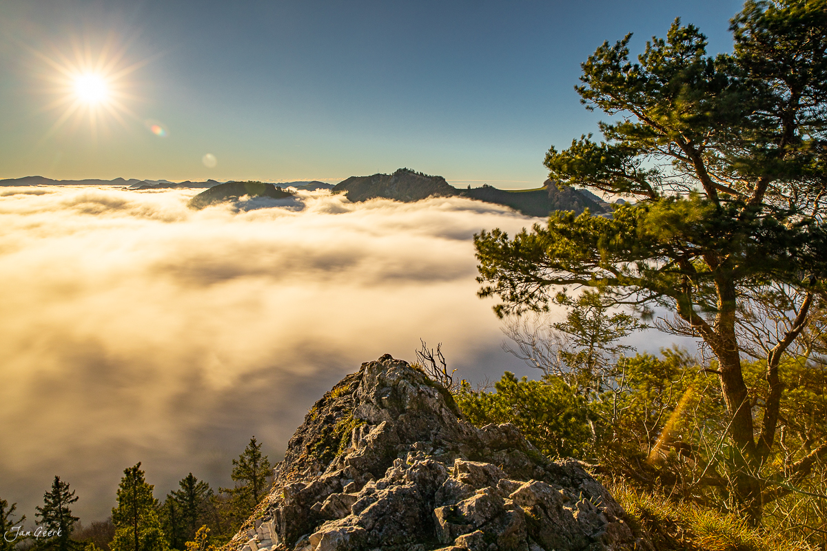 Nebelmeer über Chellechöpfli mit Felsen und Herbstwald unter Herbstsonne in der Schweiz – Jan Geerk Fotograf Basel