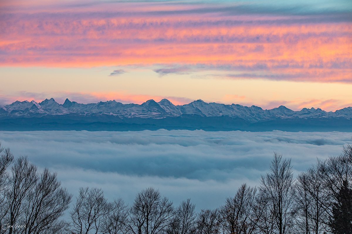 Nebelmeer über Passwang mit schneebedeckten Alpengipfeln bei Sonnenaufgang Herbst Schweiz – Jan Geerk Fotograf Basel