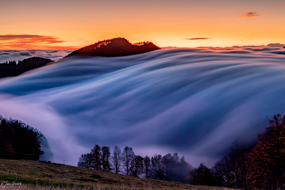 Nebelwelle am Passwang bei Sonnenaufgang im Herbst, Baselland Schweiz – Jan Geerk Fotograf Basel
