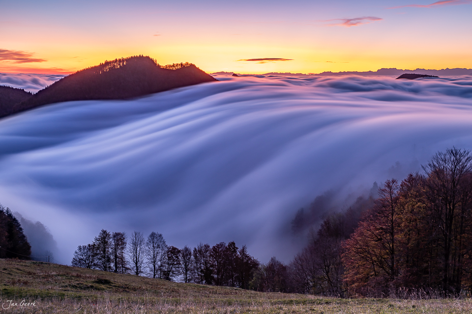 Nebelwelle über Passwang bei Sonnenaufgang im Herbst, Baselland, Schweiz – Jan Geerk Fotograf Basel