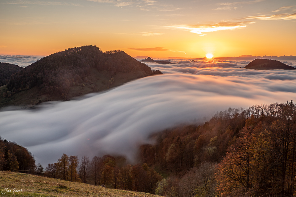 Nebelwelle über Passwang bei Sonnenaufgang im Herbst, Baselland Schweiz – Jan Geerk Fotograf Basel