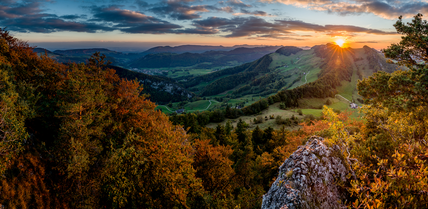 Herbstliche Berglandschaft am Passwang mit Sonnenaufgang über grünen Tälern der Nordwestschweiz – Jan Geerk Fotograf Basel