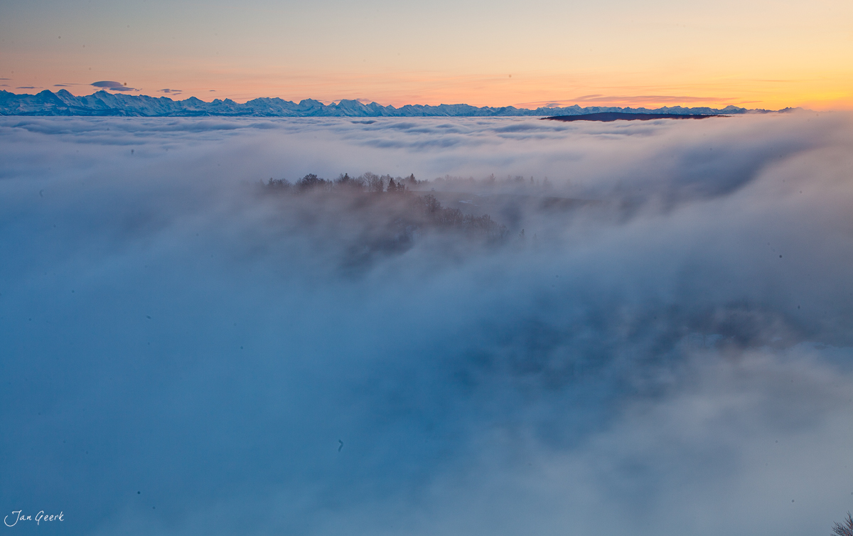 Nebelmeer über Passwang Jura bei Sonnenaufgang Schweiz Jan Geerk