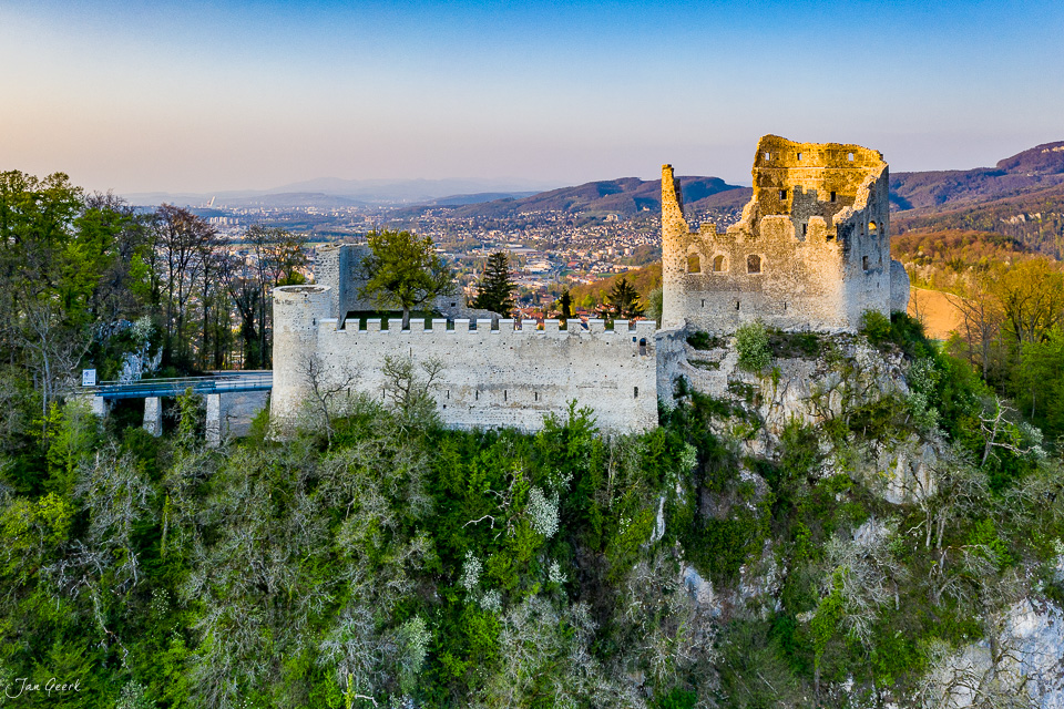 Burgruine Pfeffingen auf Felsklippe mit Frühlingslicht, Baselland Schweiz – Jan Geerk Fotograf Basel