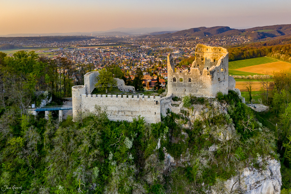 Burgruine auf Felsklippe über Aesch bei Frühlingslicht, Baselland Schweiz – Jan Geerk Fotograf Basel