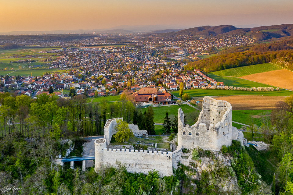 Burgruine Pfeffingen mit Frühjahrsblick über Aesch und Birsebene Nordwestschweiz Schweiz – Jan Geerk Fotograf Basel