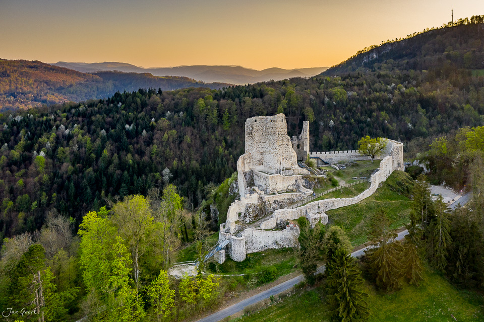 Ruine Pfeffingen Luftaufnahme Frühling Baselland Schweiz Jan Geerk Fotograf Basel