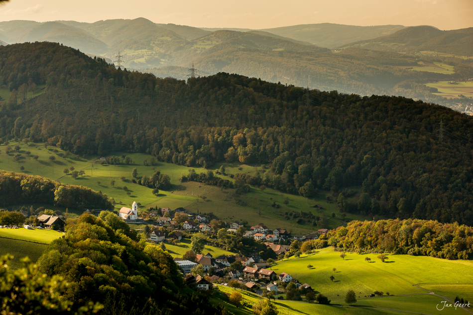 Herbstliches Tal mit Dorf und Wäldern in der Portifluh Jura Baselland Schweiz fotografiert von Jan Geerk