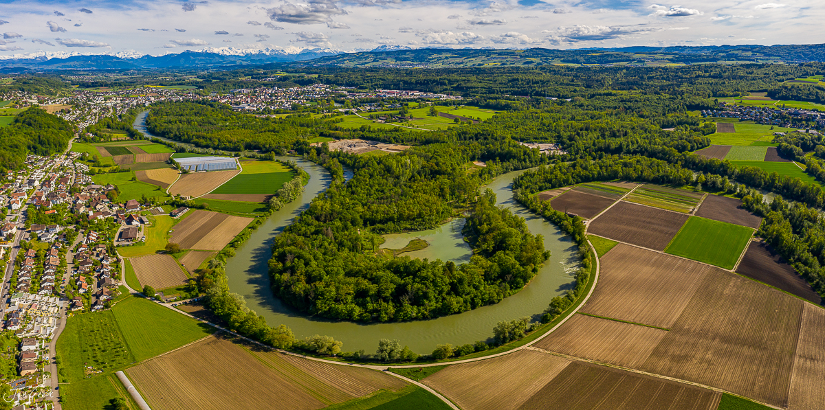 Reussschlaufe mit Flussschleife, grüne Wiesen und Wälder, Luftaufnahme Sommer Schweiz – Jan Geerk Fotograf Basel