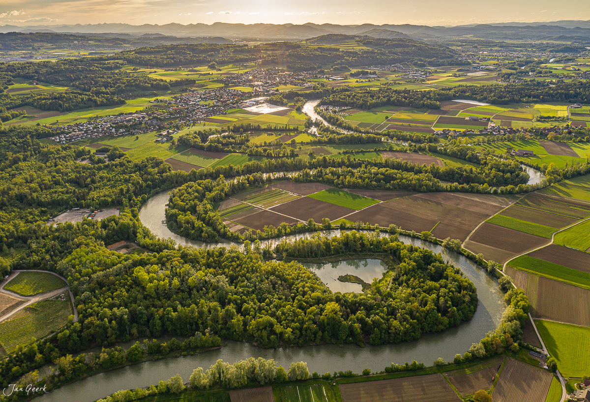 Reussschlaufe mit Flussschleife, Wäldern und Feldern im Mittelland bei Hegnau, Frühjahr, Schweiz – Jan Geerk Fotograf Basel
