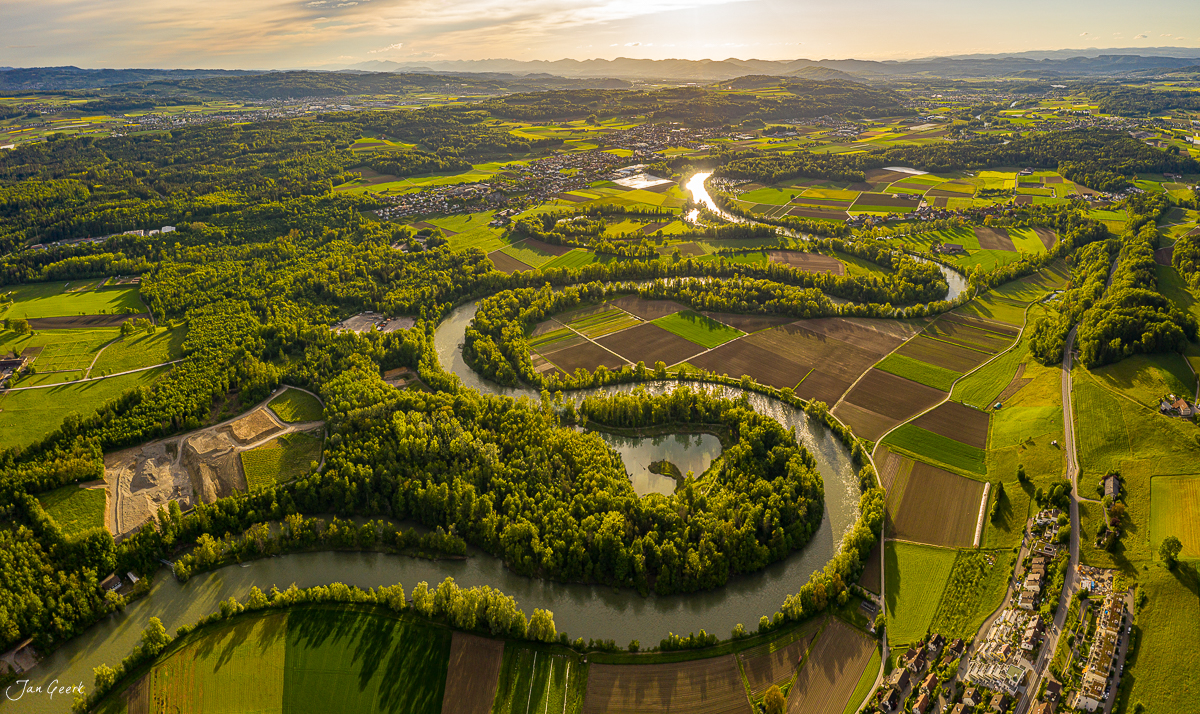 Reussschlaufe mit Flussmeander, grünem Mittelland und Waldbestand, golden Abendlicht, Kanton Aargau Schweiz – Jan Geerk Fotograf Basel