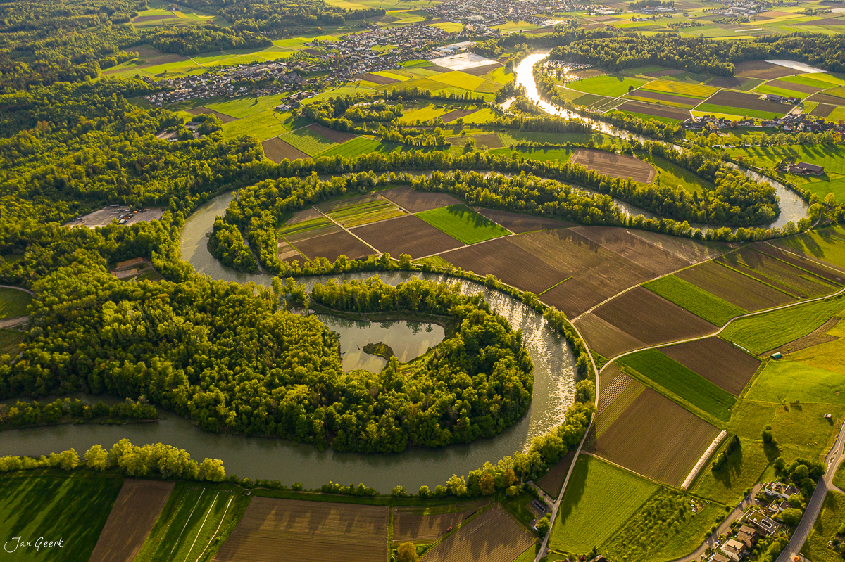 Luftaufnahme der Reussschlaufe mit Flussschleifen, Wäldern und Ackerland im grünen Mittelland Aargau Schweiz – Jan Geerk Fotograf Basel