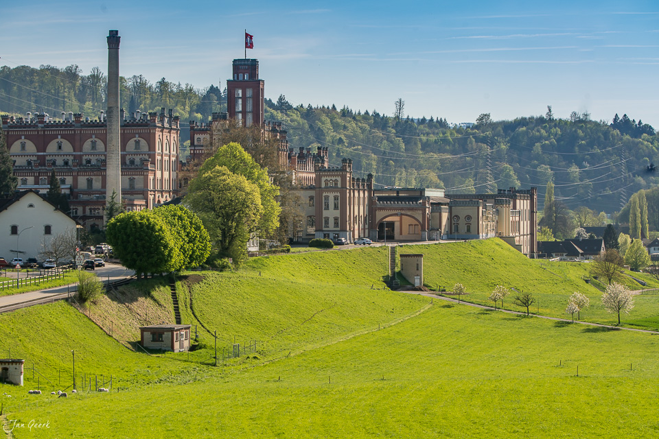 Feldschlösschen Brauerei Rheinfelden mit grünen Wiesen Frühjahr Nordwestschweiz Schweiz Jan Geerk Fotograf Basel